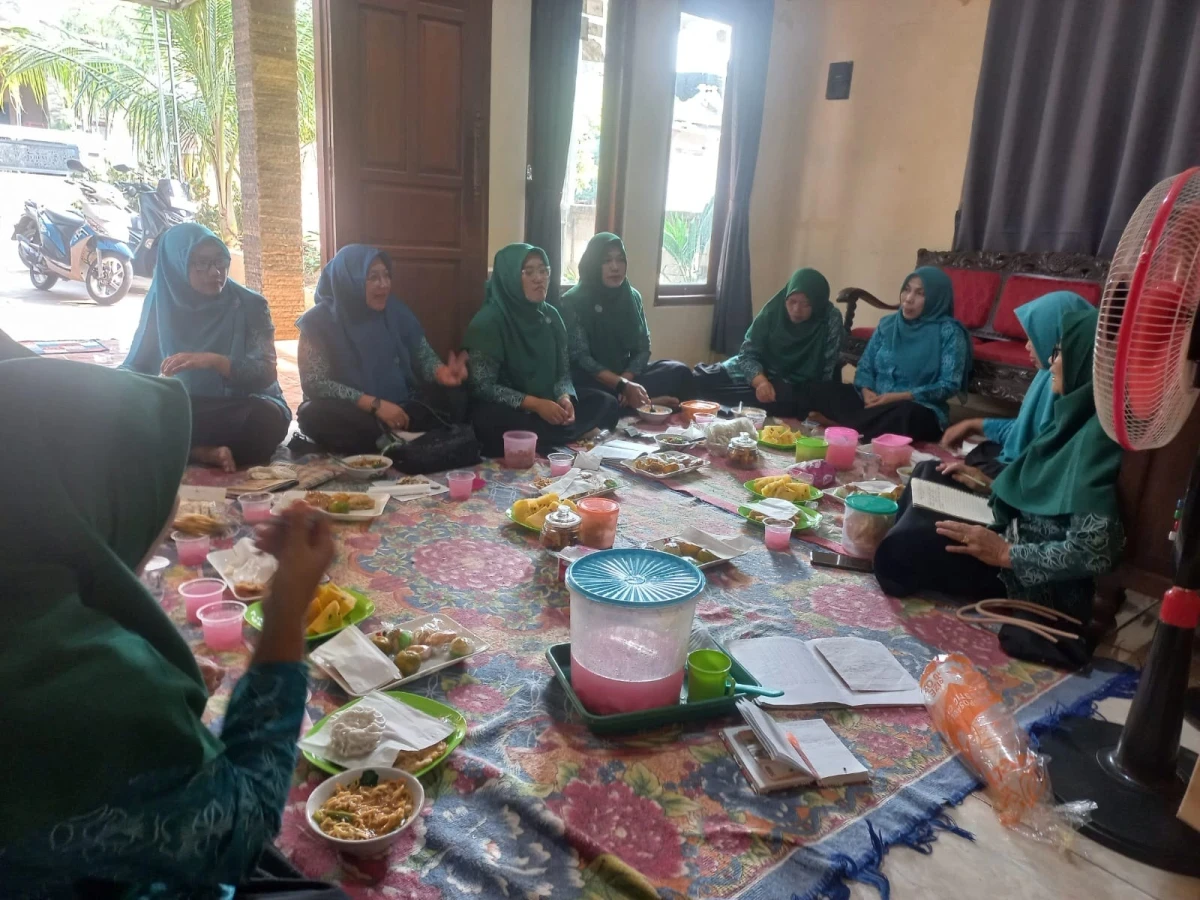 Anjangsana TP PKK Desa Dermolo di rumah Ibu Titin RW 02 Desa Dermolo