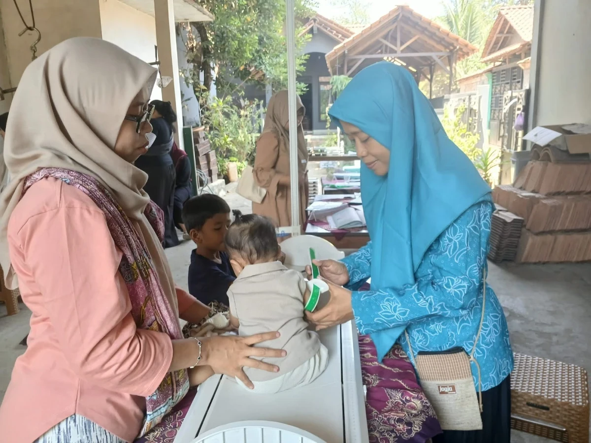 Pembagian makanan kepada balita  di pos melati 1 