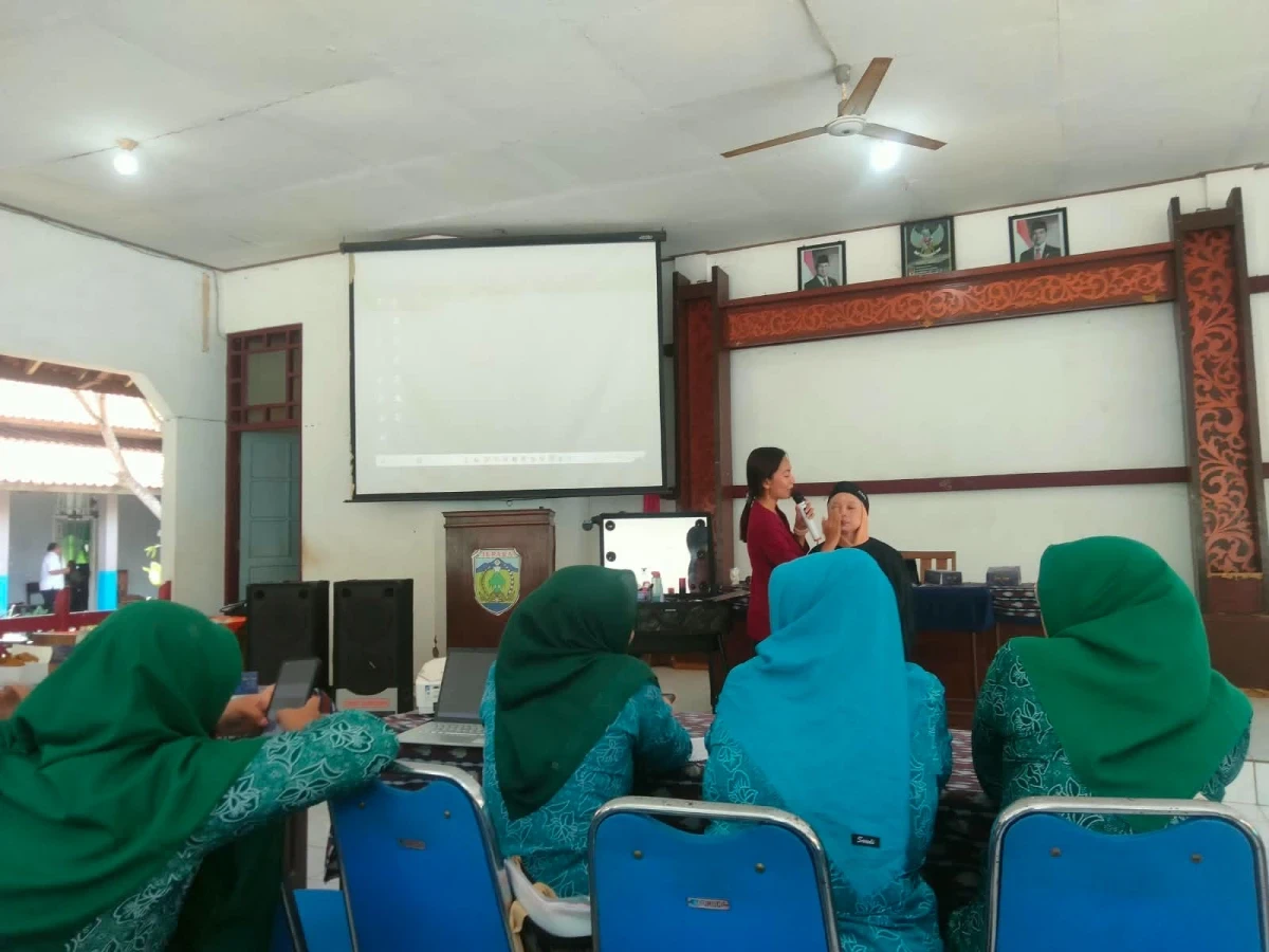 Mengikuti Pelatihan Make up