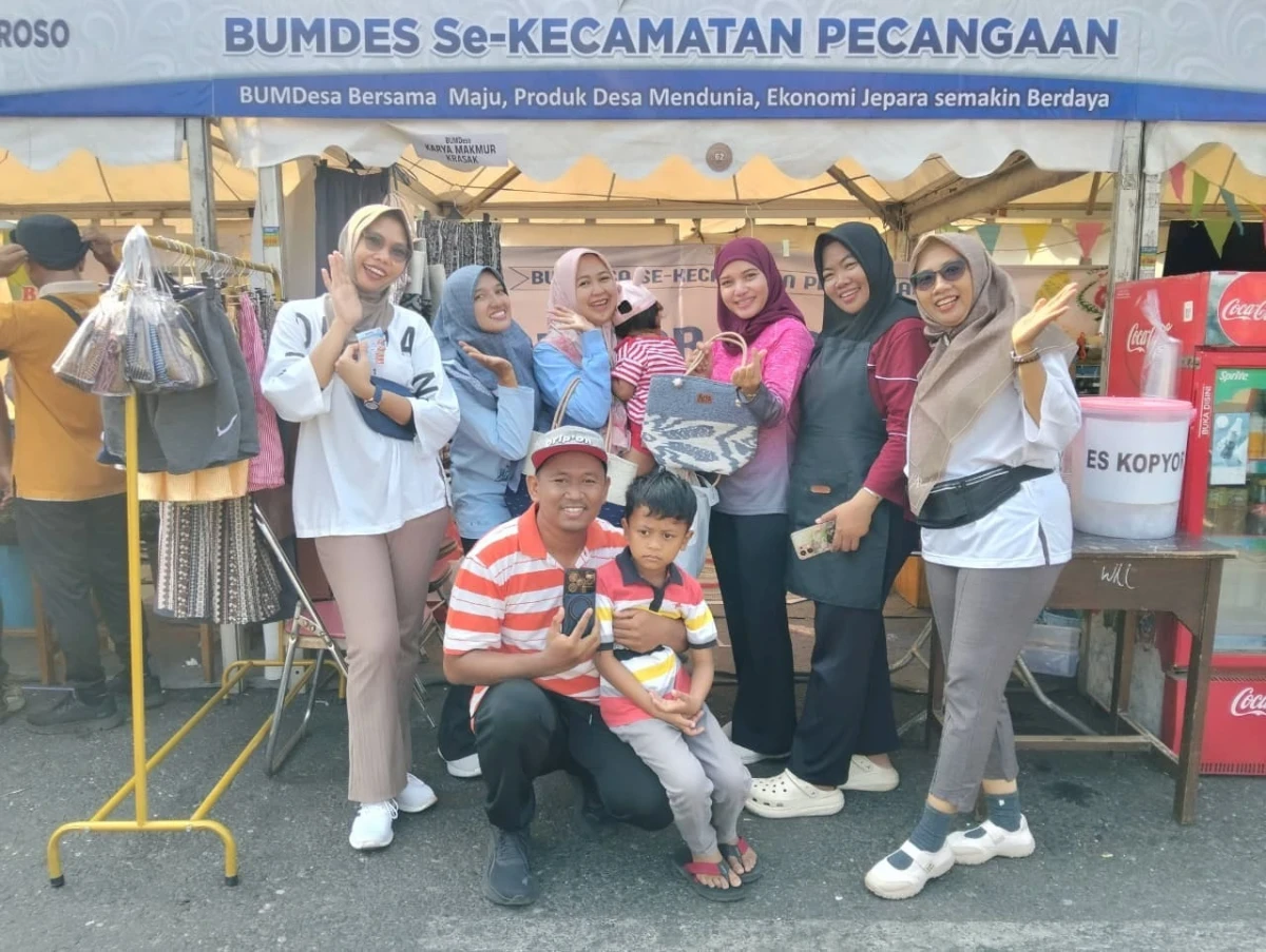 Ketua TP PKK Kecamatan Pecangaan bersama anggota Hadiri Gebyar Produk BUMDesa
