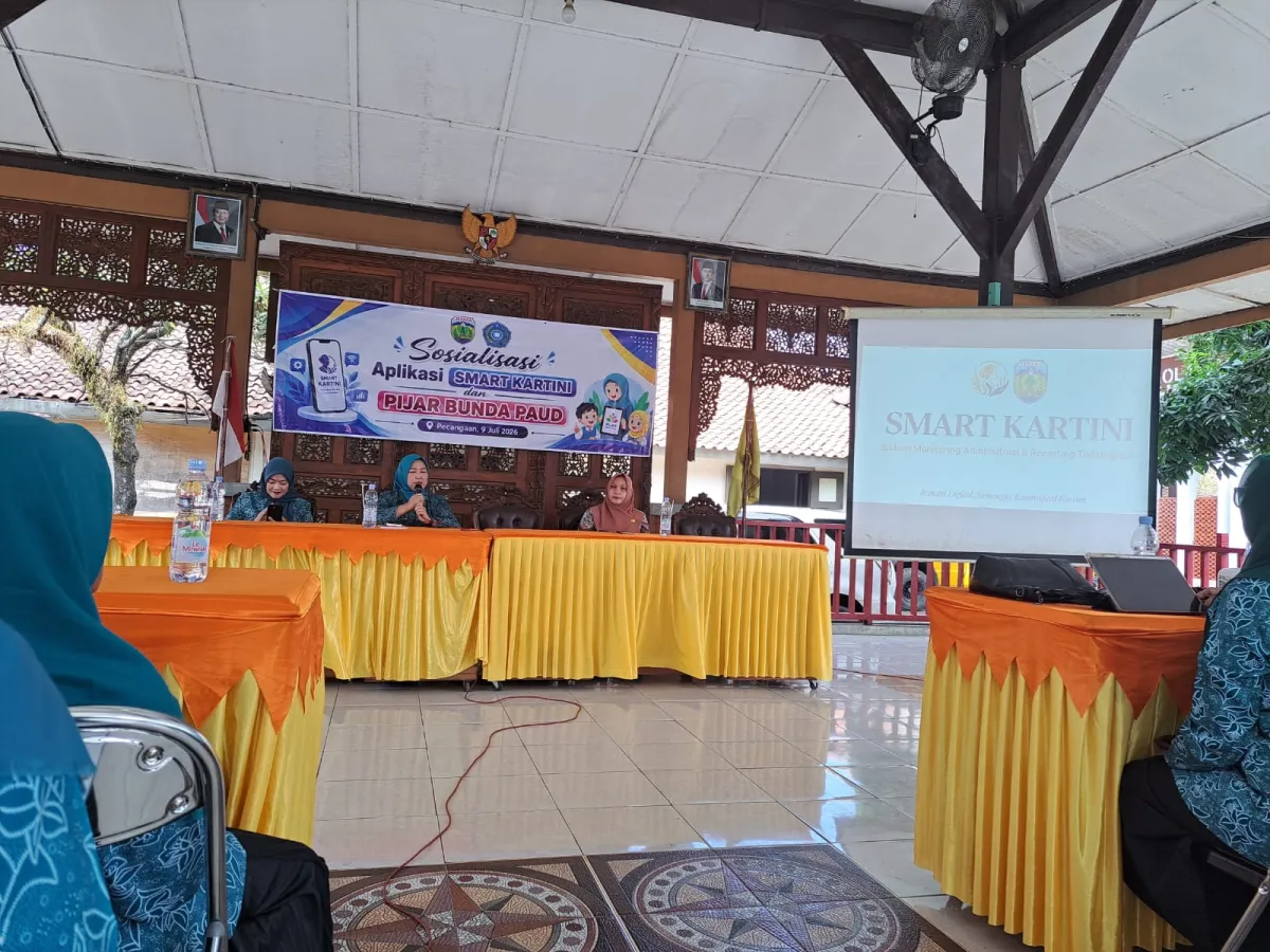 mengikuti sosialisasi aplikasi SMART KARTINI