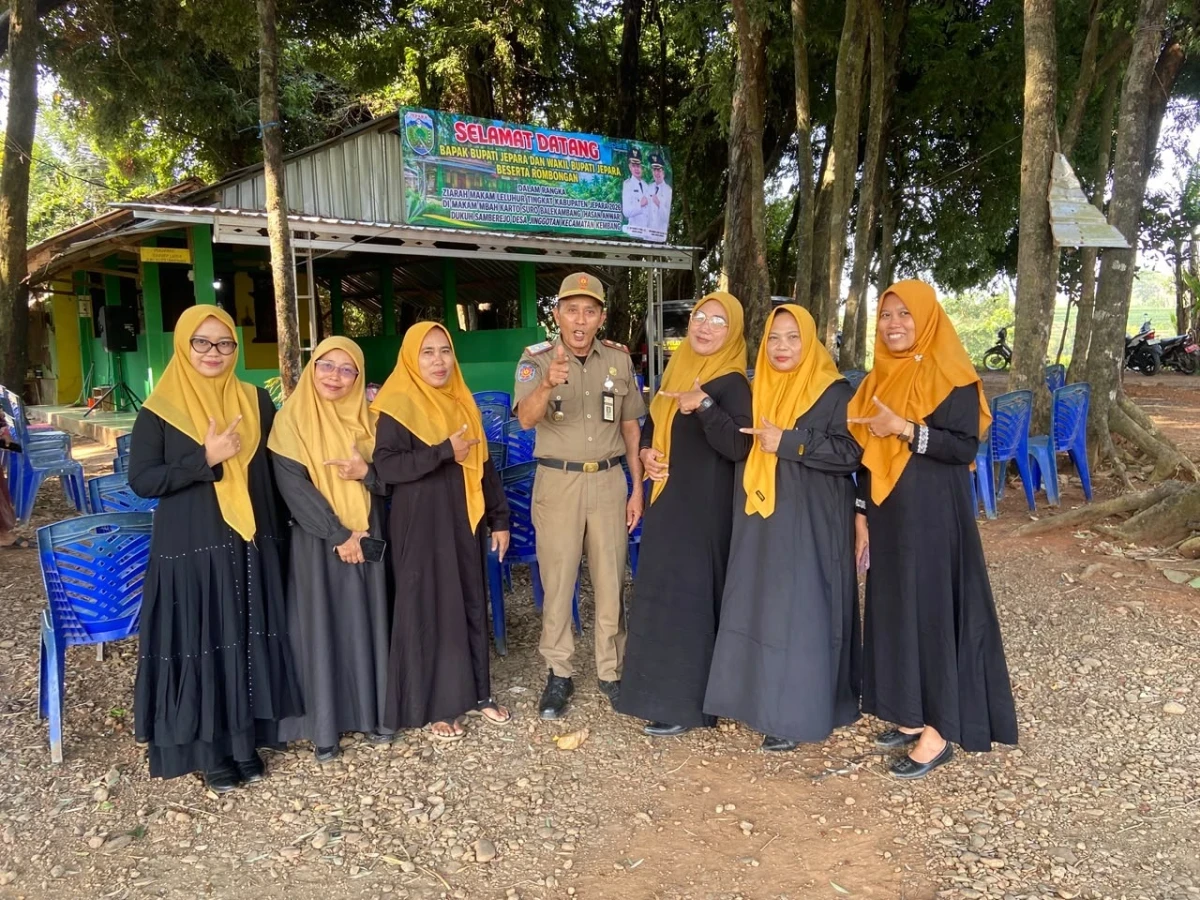 TP PKK Kecamatan Kembang Hadiri Ziarah Makam Leluhur Bersama Bupati dan Wakil Bupati Jepara