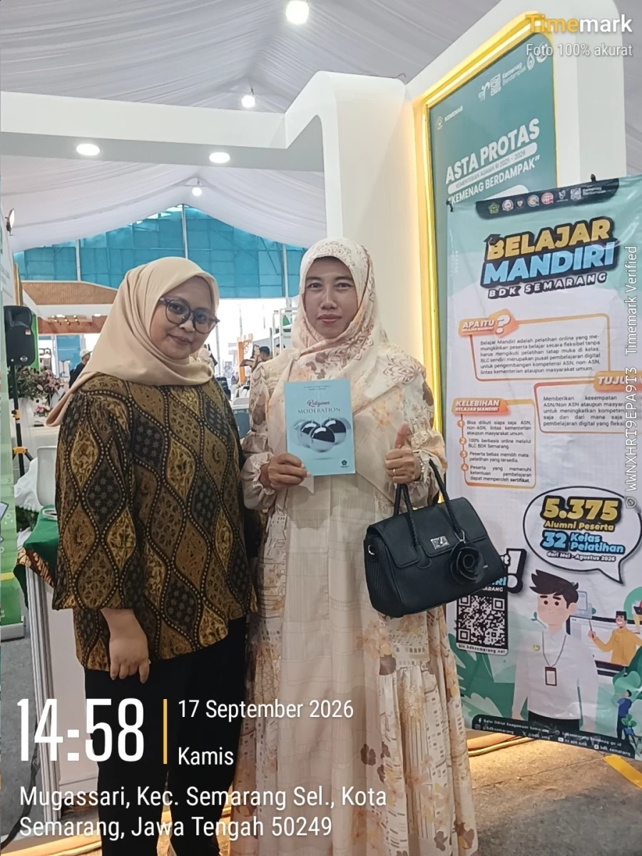 Bunda Literasi Kecamatan Pakis Aji, Ny. Menik Jumiati Muhammad Shodiq, bersama Camat Pakis Aji dengan Tim BDK Semarang