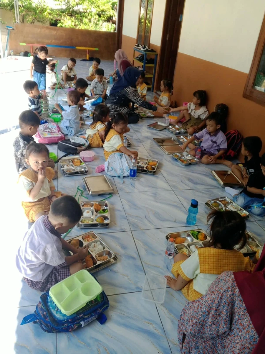 MAKANAN BERGIZI GRATIS