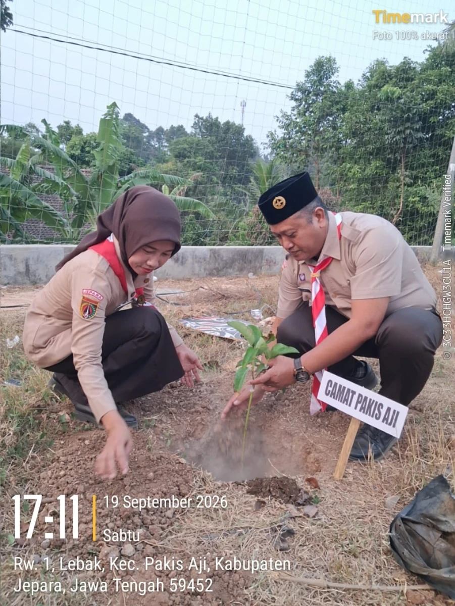  Ketua TP PKK Kecamatan Pakis Aji, Ny. Menik Jumiati Muhammad Shodiq, bersama Camat Pakis Aji, Bapak Muhammad Shodiq, mengikuti kegiatan Kemah PERSIMA NU PENANAMAN POHON