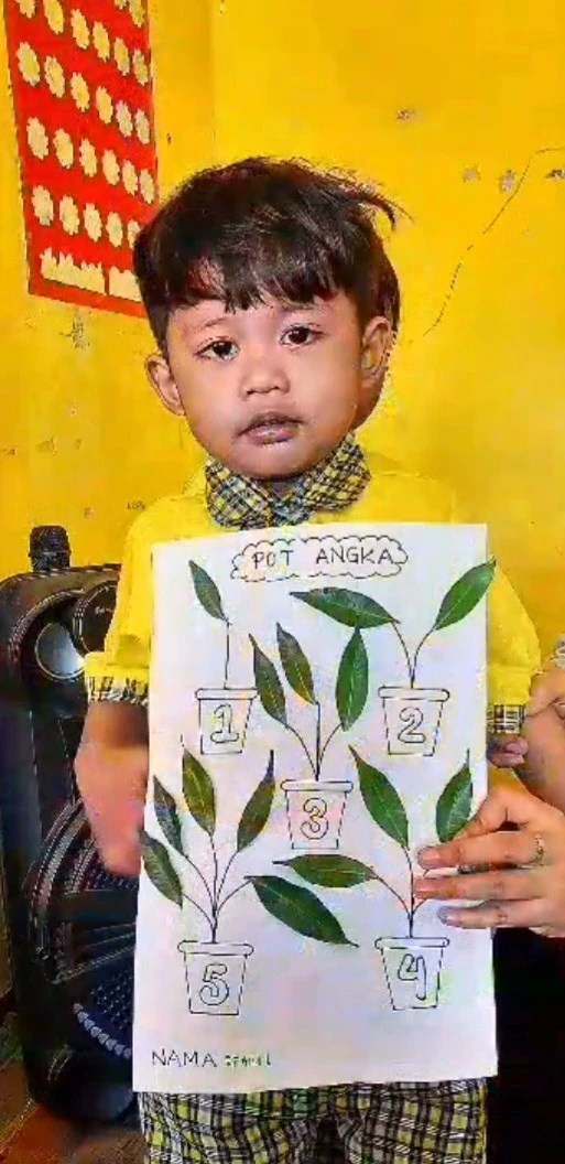 Kegiatan Menempel Daun Sesuai Angka Pos PAUD Ceria Desa Karanggondang
