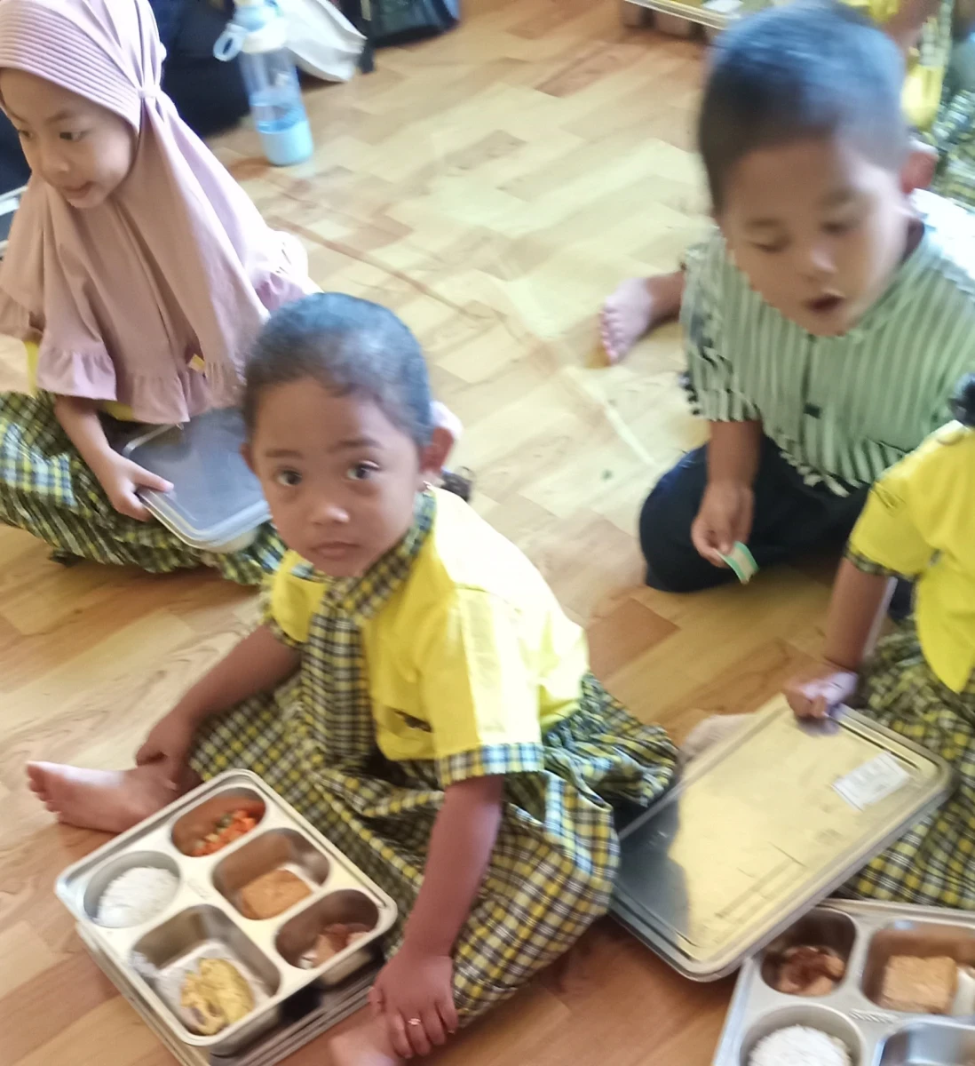 Bunda PAUD Desa Karanggondang Pantau Ditribusi MBG di Pos PAUD Ceria