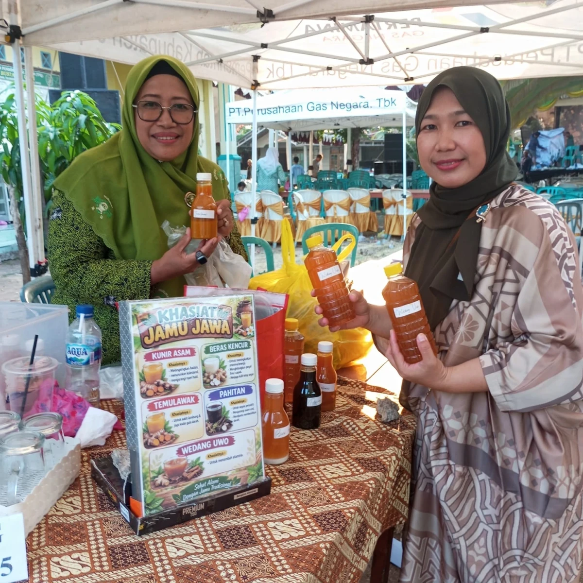 Produk sahabat Muslimat dalam Bazar Pengajian Ahad Kliwon di Desa Tulakan Donorojo 