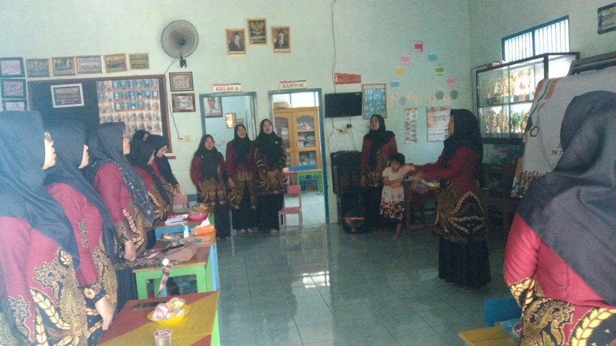 Pelatihan membatik Gugus PAUD Imam Bonjol Desa Banyumanis 