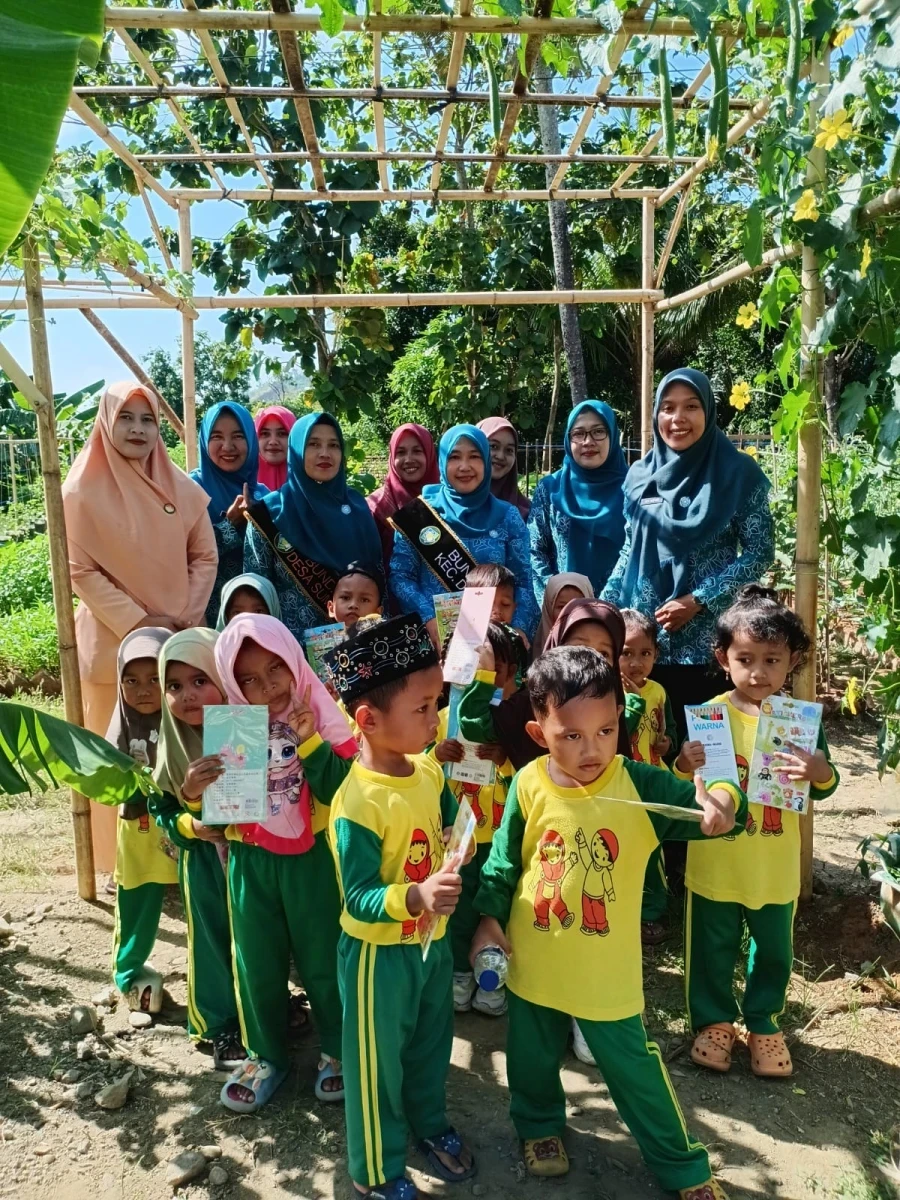 Bersama anak-anak Paud edukasi mengenal kebunku