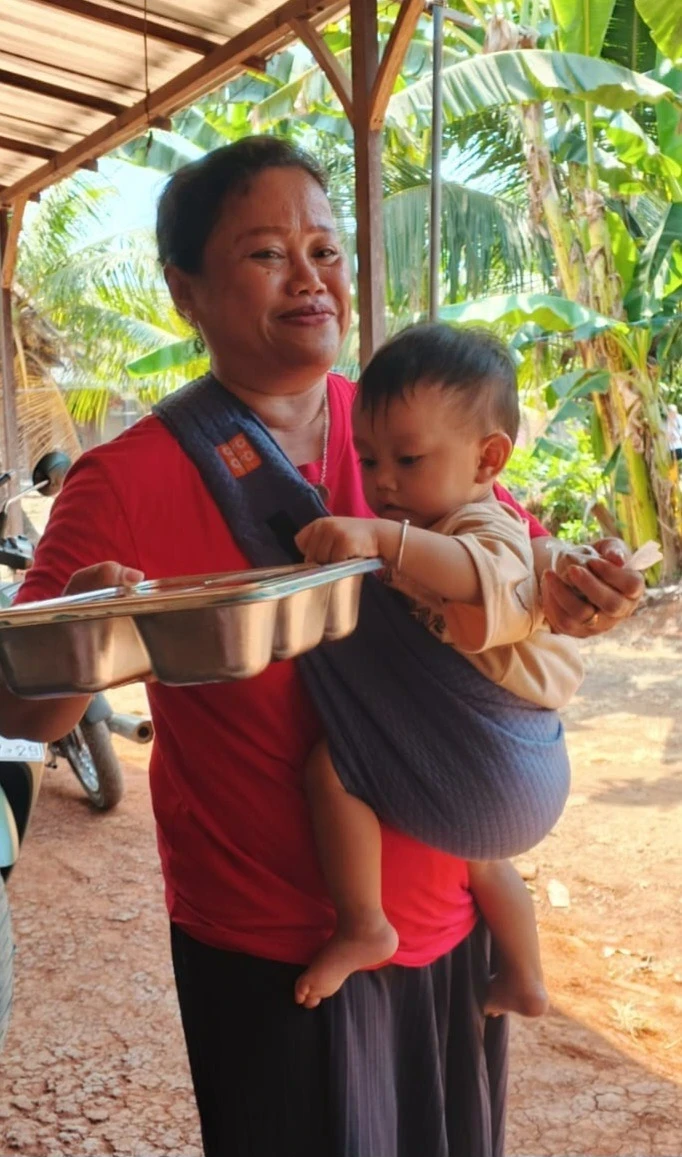 Pemberian Makanan Bergizi (MBG) bagi Bumil, Busui, dan Balita di Posyandu Harapan 8 RW 02 Desa Karanggondang