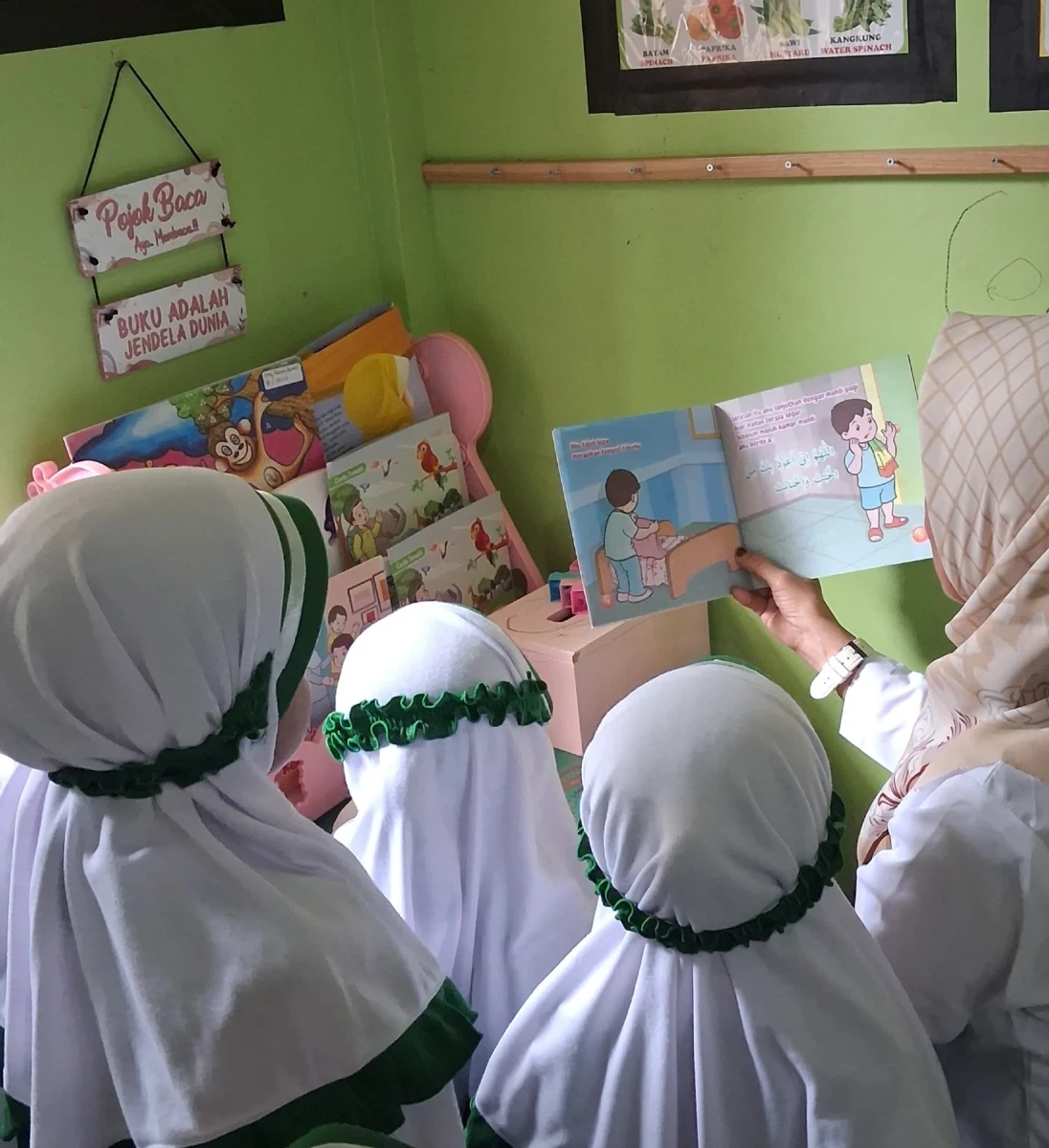 Bunda Literasi Karanggondang Bimbing Anak RA Darul Huda 1 Membaca Buku Cerita
