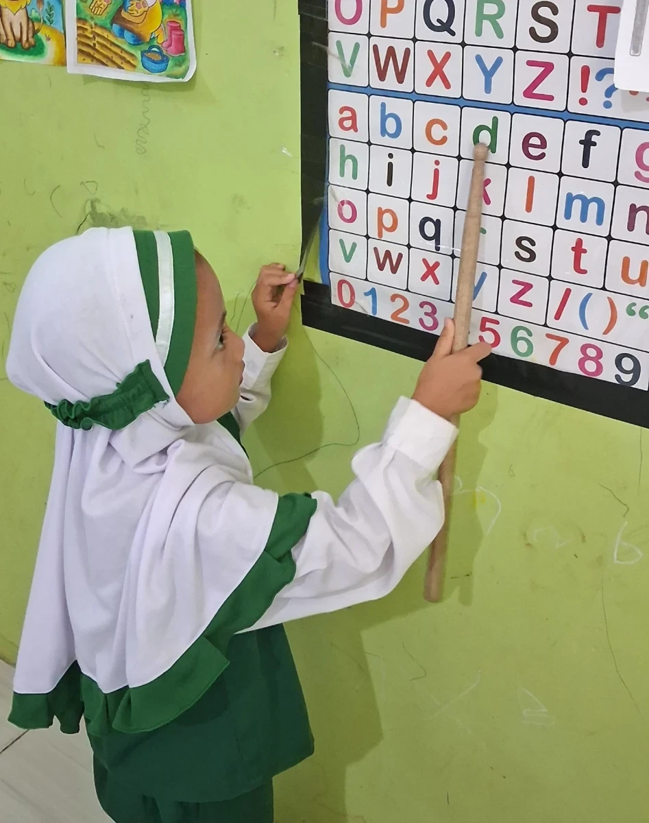 Mengenal Huruf Abjad, Keceriaan Belajar Siswa Kelas A1 RA Darul Huda 1