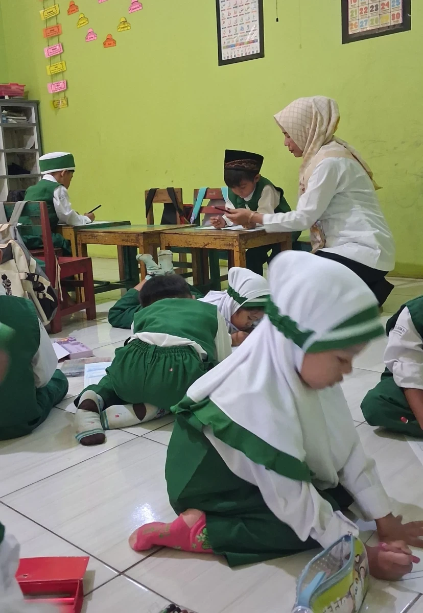 Dampingi Kelas A3 RA Darul Huda 1, Bunda Literasi Karanggondang Ajak Siswa Asyik Menulis dan Mewarnai Majalah