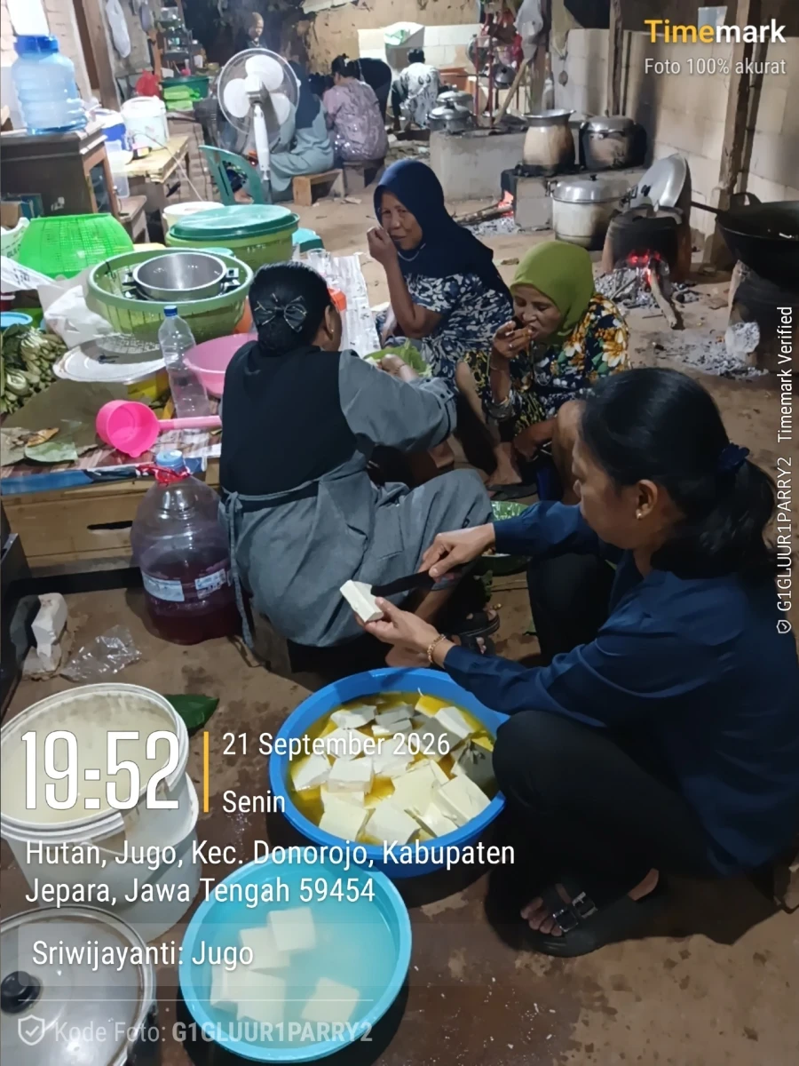 Gotong royong di tempat orang punya hajat. 