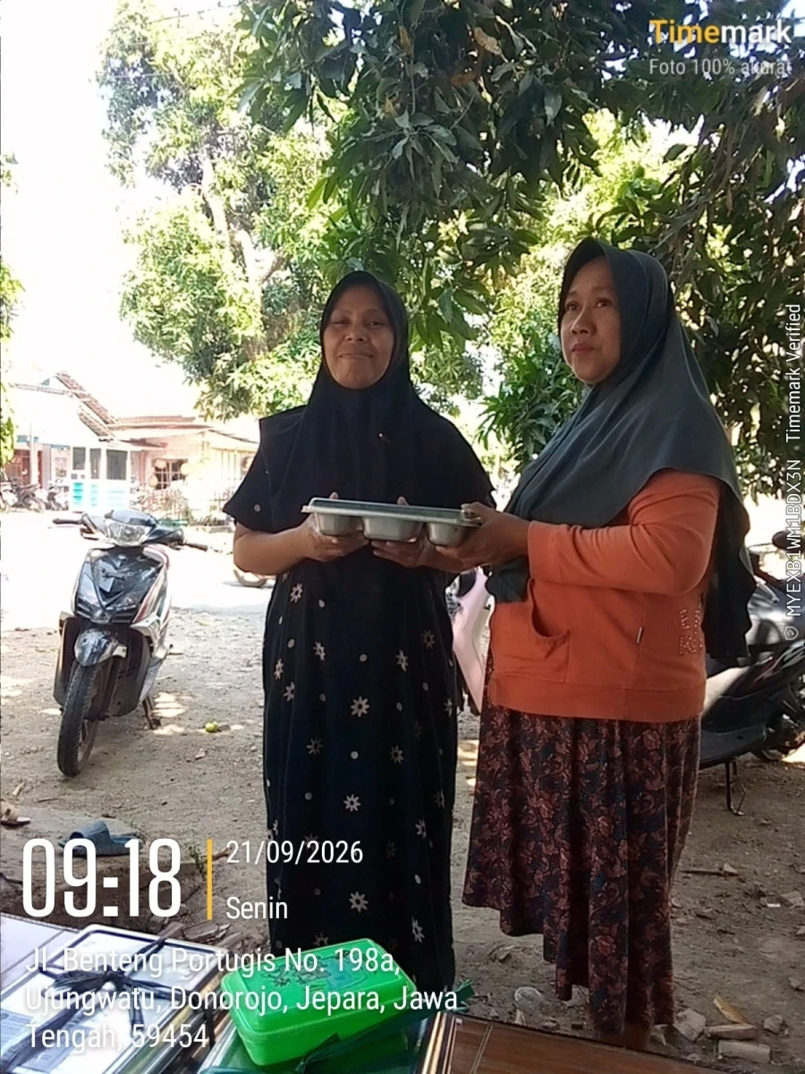 TP.PKK DESA UJUNGWATU MENDAMPINGI KADER DALAM PENDISTRIBUSIAN MBG DI POS 03 GROBOGAN