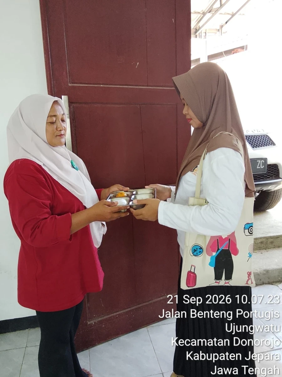 TP.PKK POKJA IV DESA UJUNGWATU MENDAMPINGI PENDISTRIBUSIAN MBG DI POS 01 METAWAR