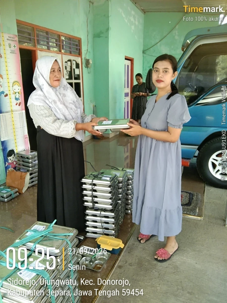 TP.PKK POKJA IV DESA UJUNGWATU MENDAMPINGI PENDISTRIBUSIAN MBG DI POS 02 SIDOREJO