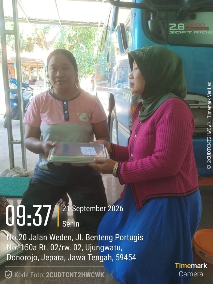 TP.PKK POKJA IV DESA UJUNGWATU MENDAMPINGI PENDISTRIBUSIAN MBG DI POS 05 SIDOREJO