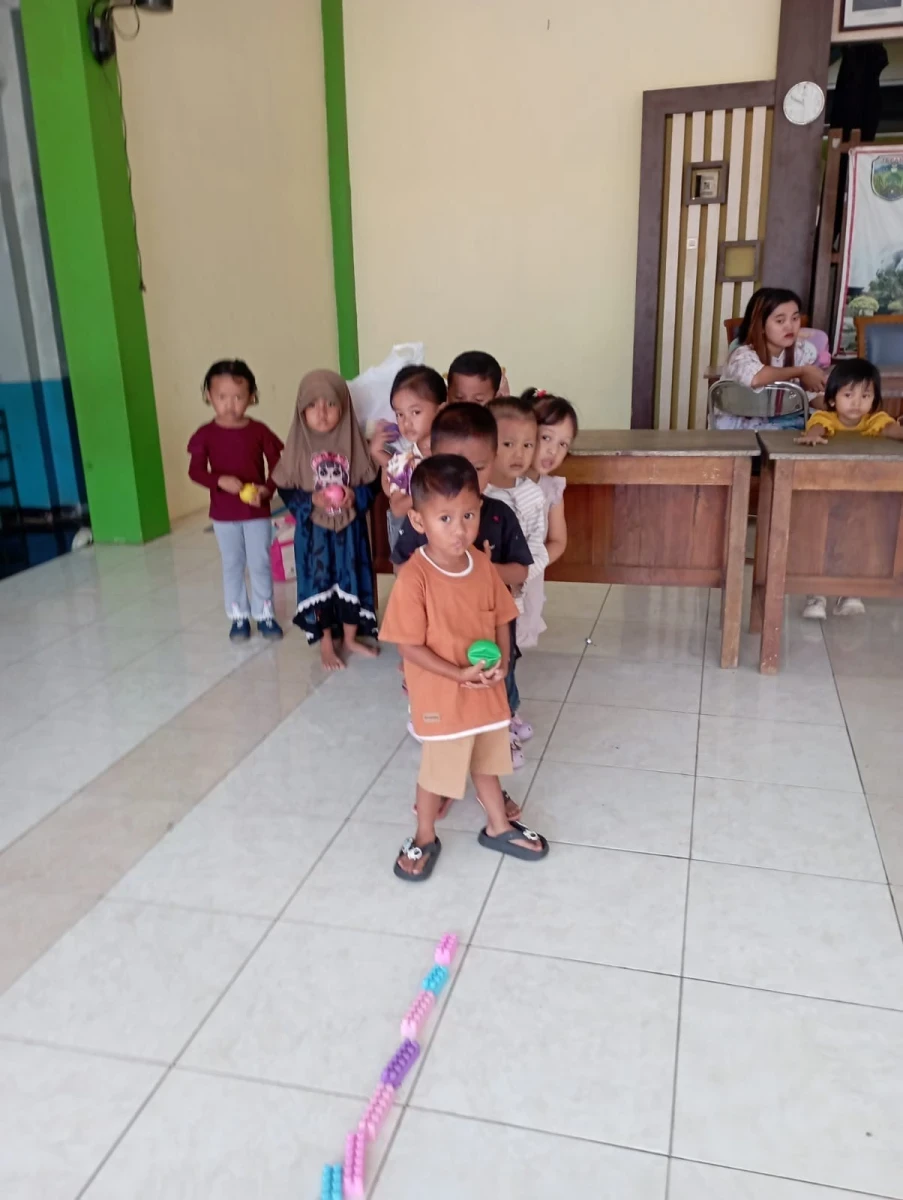 Bermain Bersama Anak-Anak Pos PAUD Desa Kedungcino