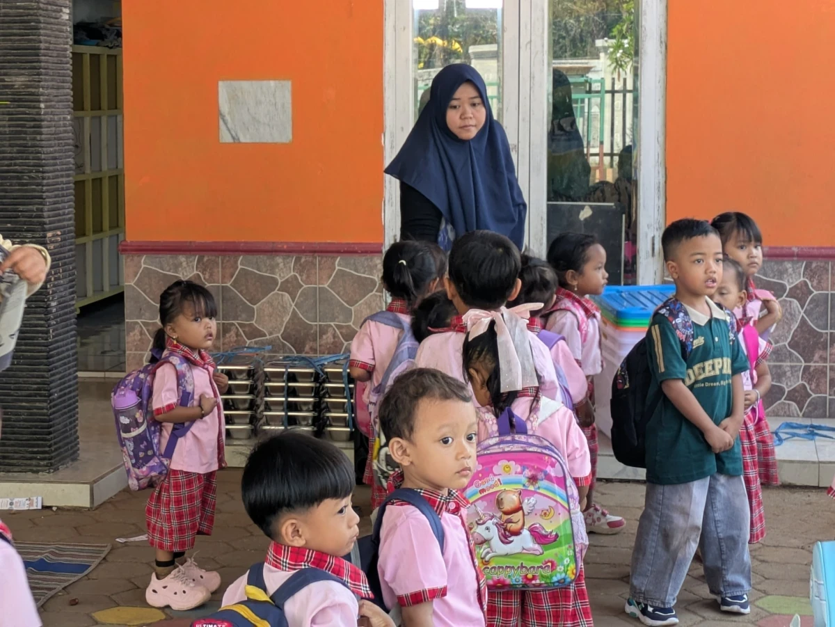 Belajar dengan Ceria, TP. PKK Telukawur Hadir Dampingi Pembelajaran di Pos PAUD Kartini