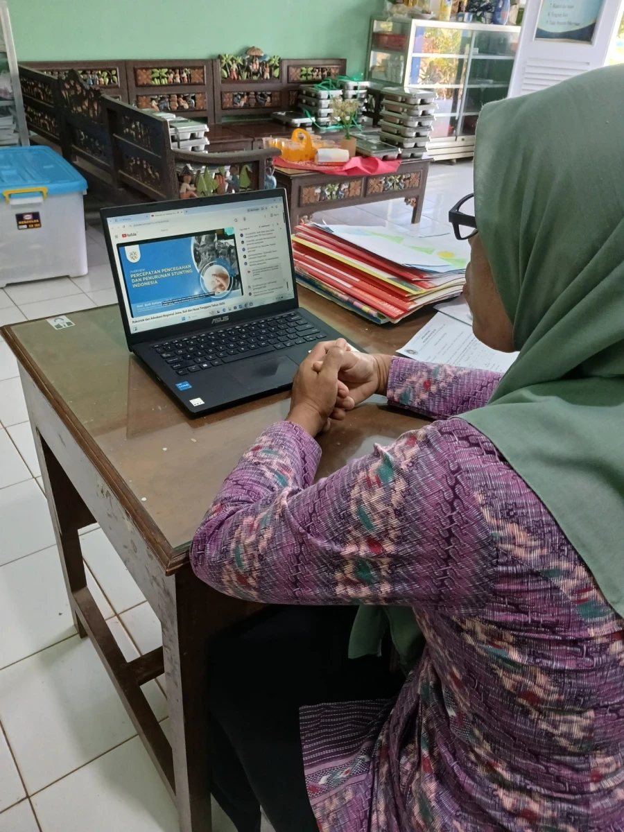 Mengikuti zoom kegiatan Rakor Stunting Regional