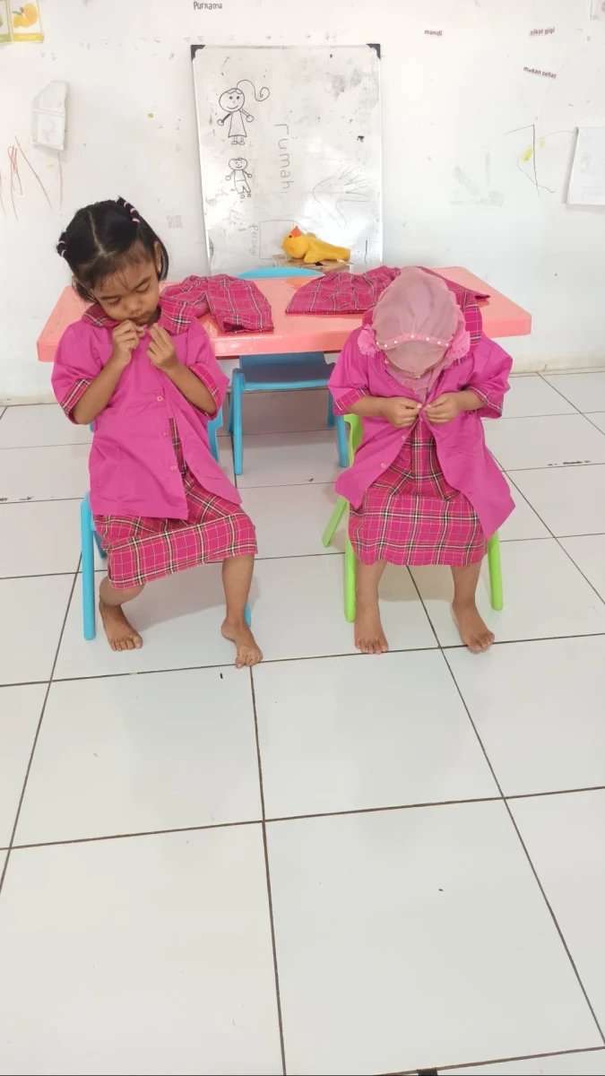 Menumbuhkan Kemandirian Anak Melalui Kegiatan “Aku Bisa Memakai Baju Sendiri”
