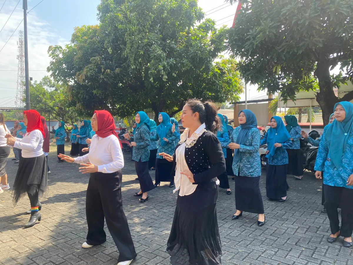 Soaialisasi hidup sehat dengan line dance bersama J5 