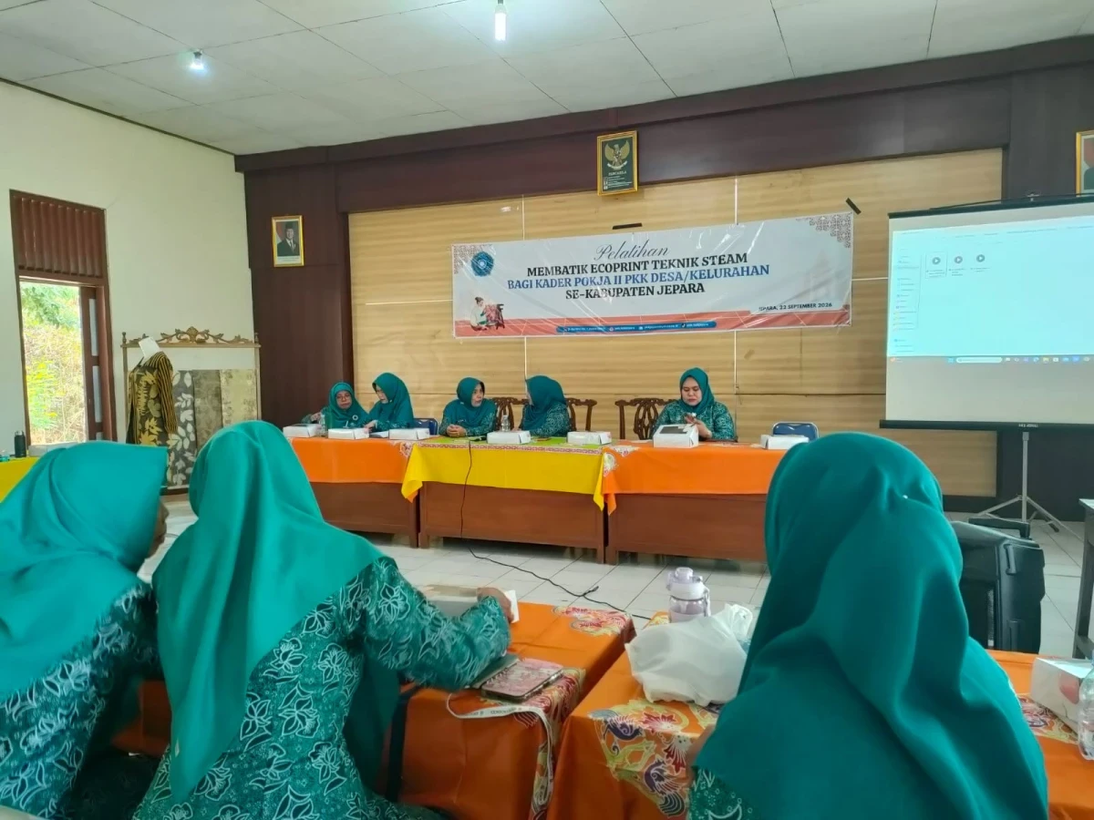 TP PKK Desa Kecamatan Kembang Ikuti Pelatihan Membatik Ecoprint Teknik Steam