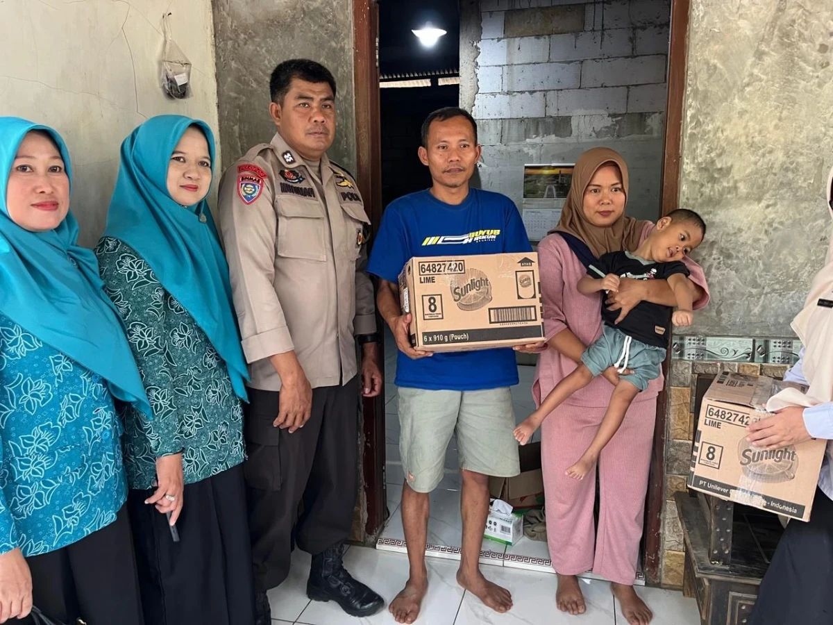 Pemberian bantuan Anak Disabilitas serta Yatim Piatu di Desa Kecapi