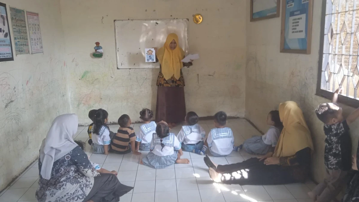 Kegiatan pembelajaran pos PAUD bina siwi desa geneng