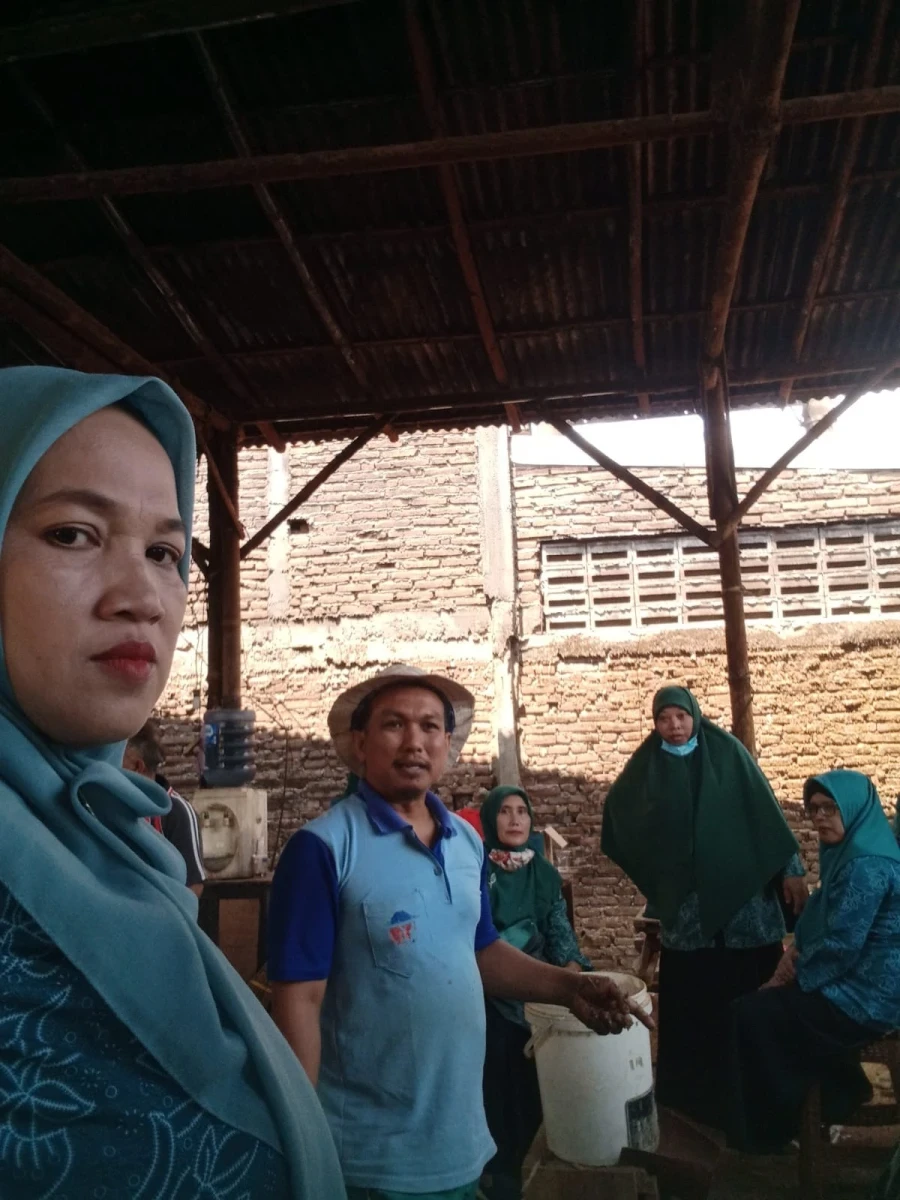 Kegiatan  pembuatan pupuk  dengan kader Pokja III se kecamatan batealit