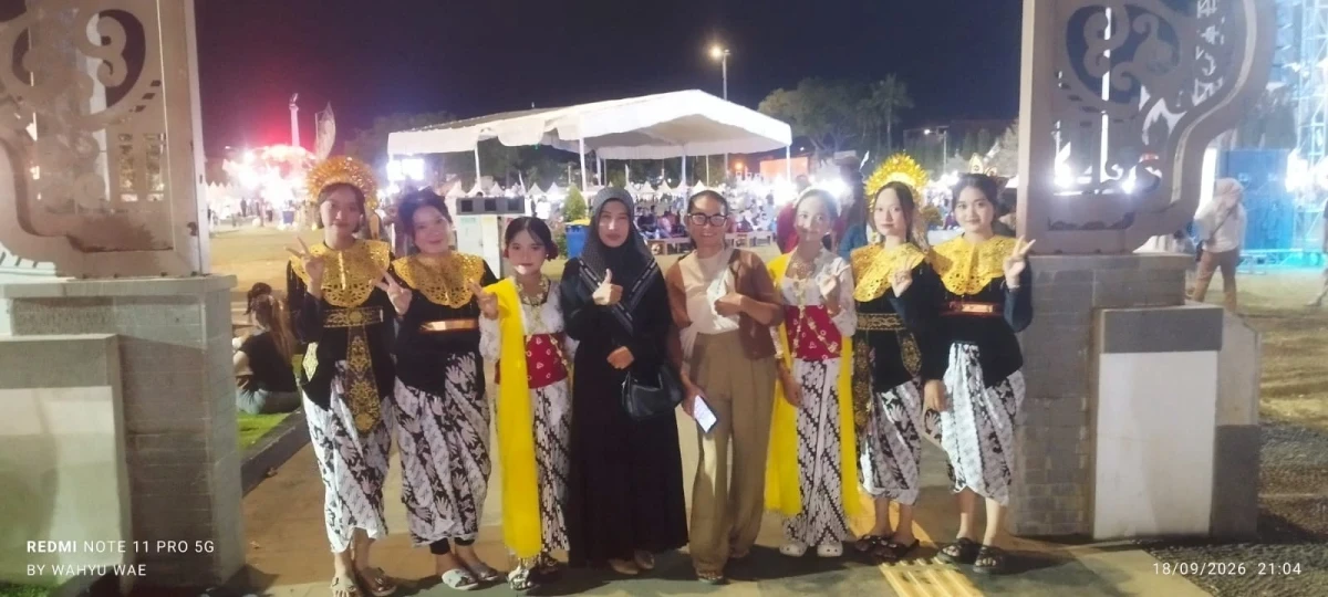Ketua Dekranasda Kecamatan Pakis Aji mendampingi Desa plajan dalam menampilkan tari Gambyong Pariaman dalam kegiatan gebyar bumdesa/bumdesma 
