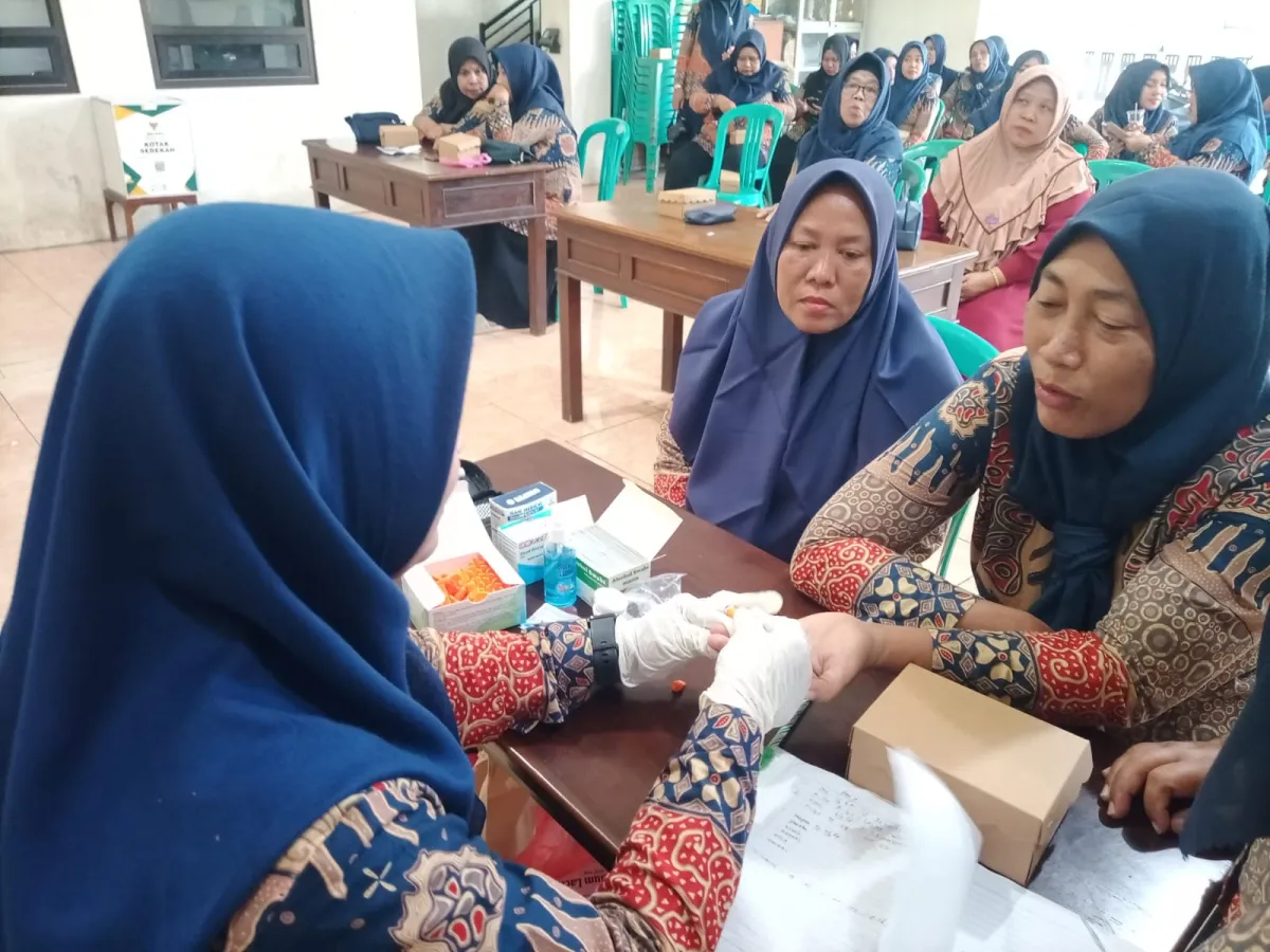 cek kesehatan ibu-ibu kader pkk dan posyandu