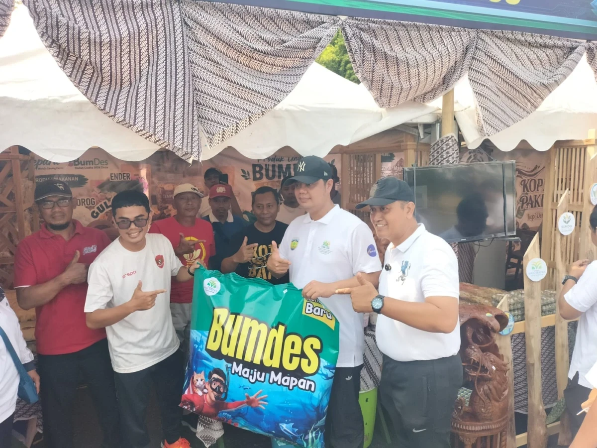 Ketua Dekranasda Kecamatan Pakis Aji mendampingi kegiatan Pembukaan Stand BUMDes Kecamatan Pakis Aji dalam rangka Gebyar BUMDesa/BUMDesma 2026