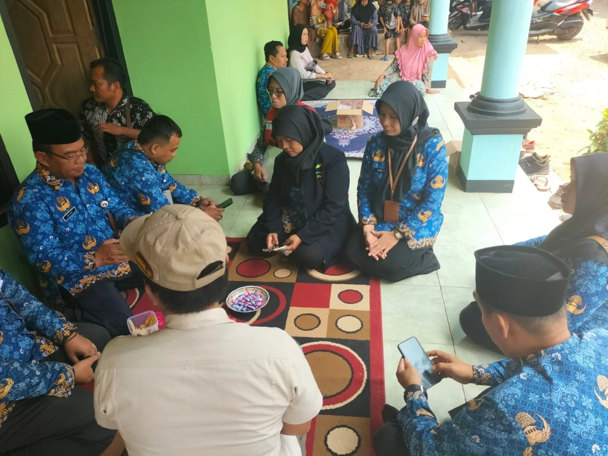 Wakil Ketua TP PKK Kecamatan Pakis Aji bersama Sekretaris TP PKK Kecamatan Pakis Aji,  melaksanakan kegiatan anjangsana melalui program PKK Sahabat Keluarga.