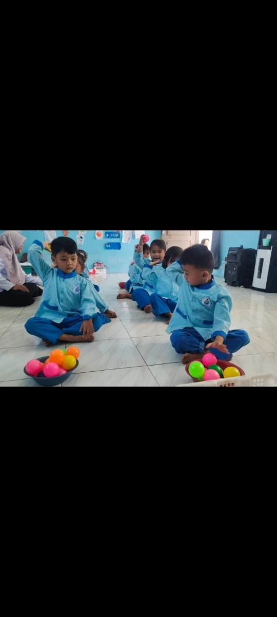 Bermain estafet bola