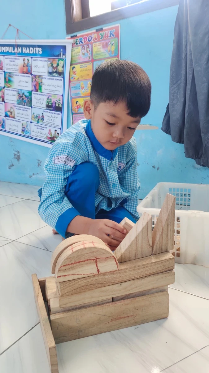 Merangkai balok kayu 