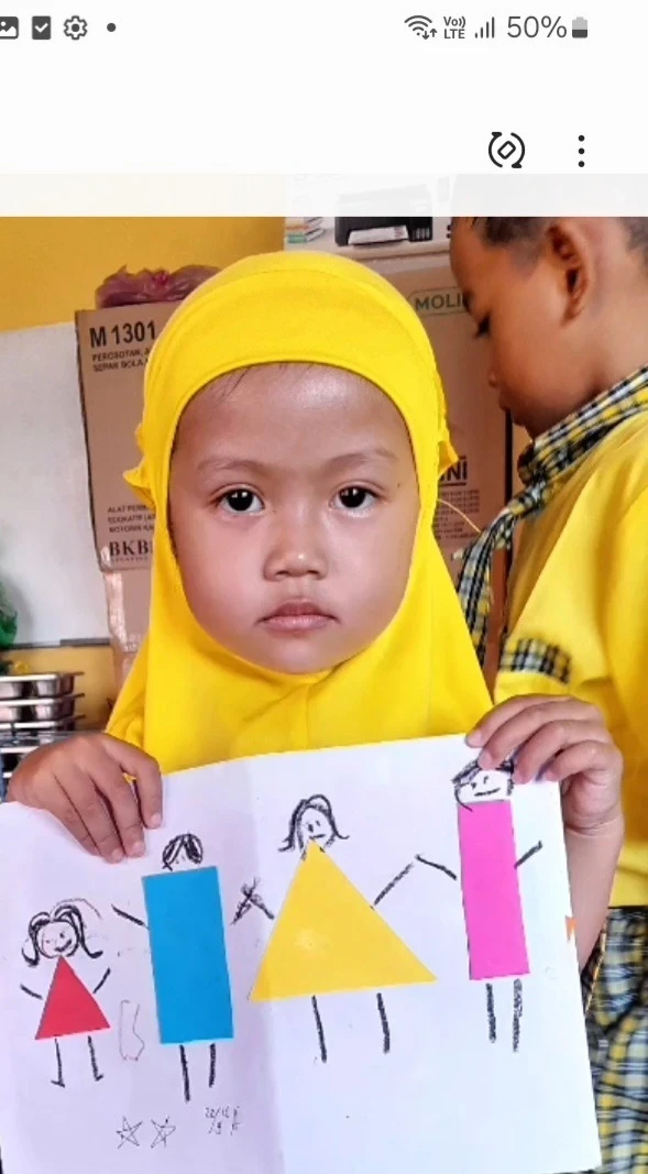 Keseruan Belajar Bentuk Geometri dan Mengenal Keluarga di Pos PAUD Ceria Karanggondang