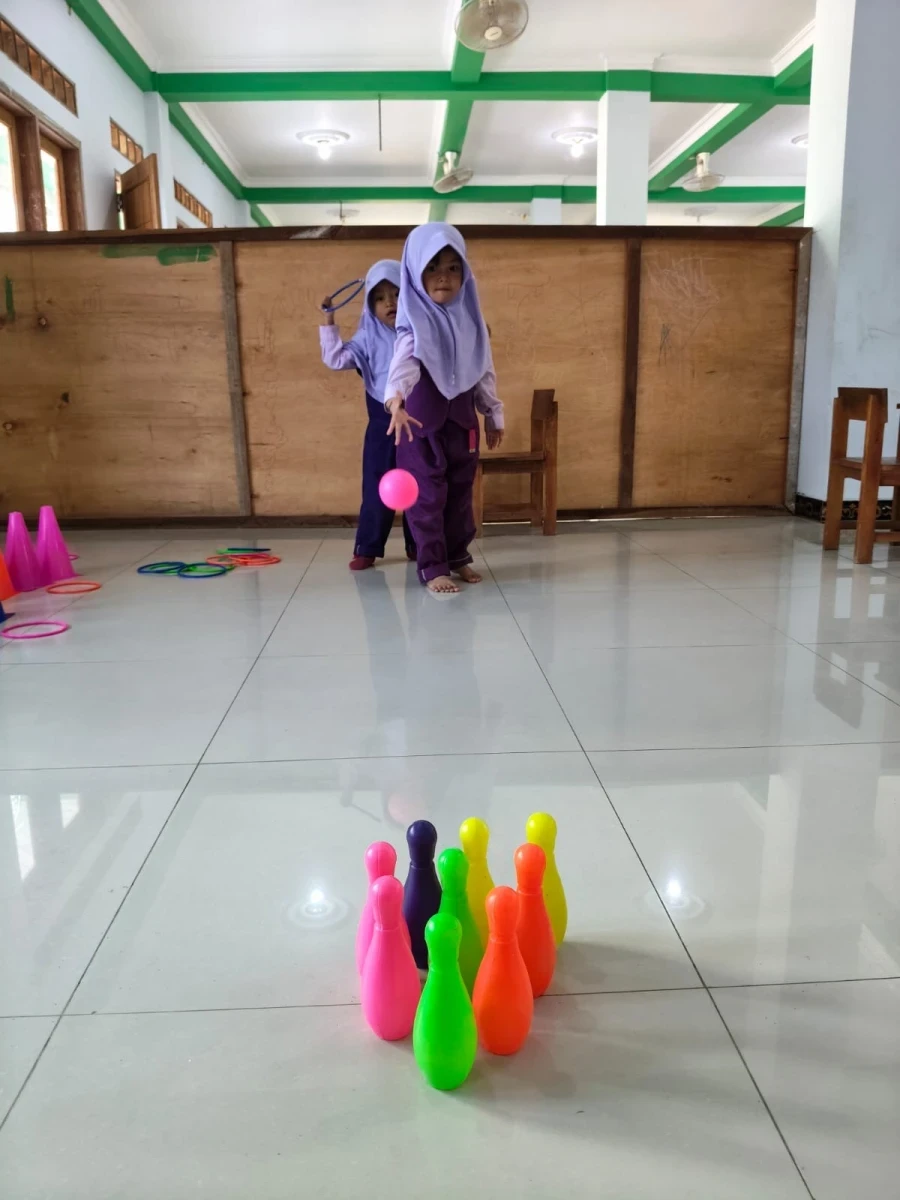 Bermain bowling 