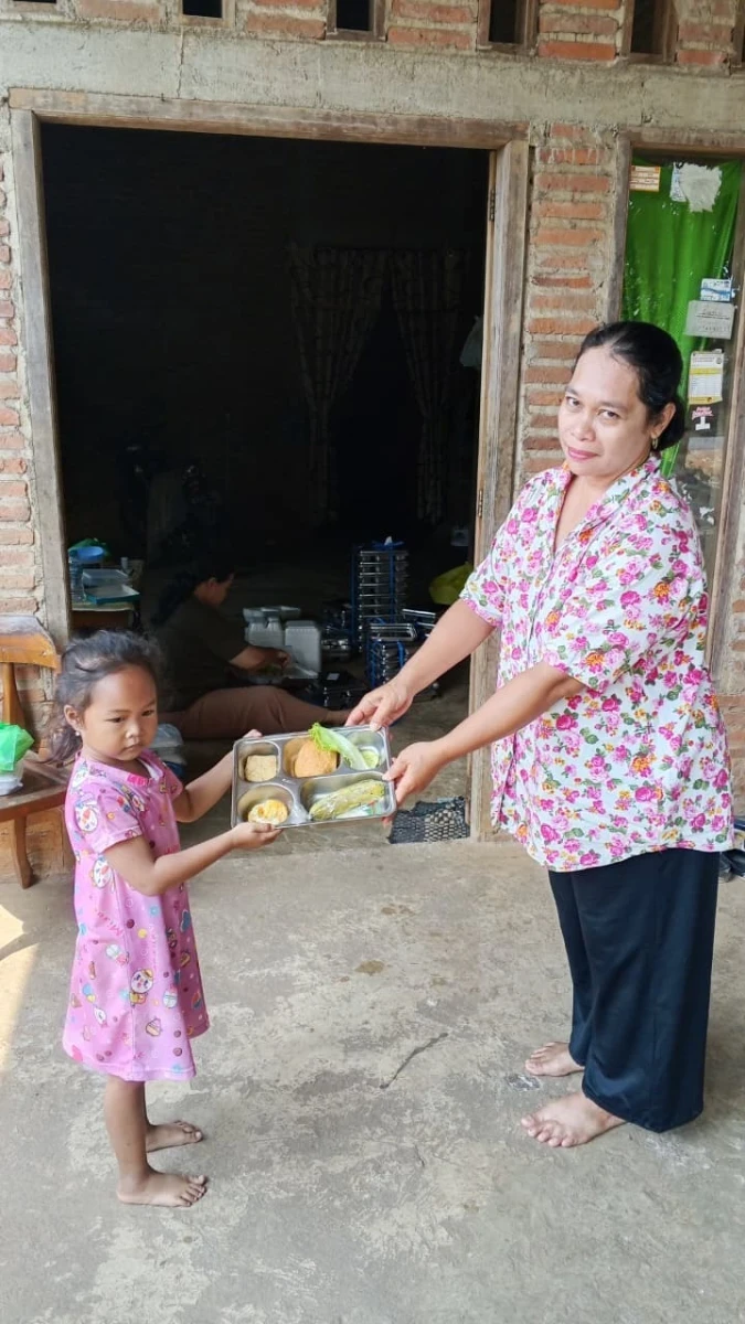 PEMBAGIAN MBG BAGI IBU HAMIL DAN BALITA DI POS PANDAN 2 DESA KEDUNGCINO