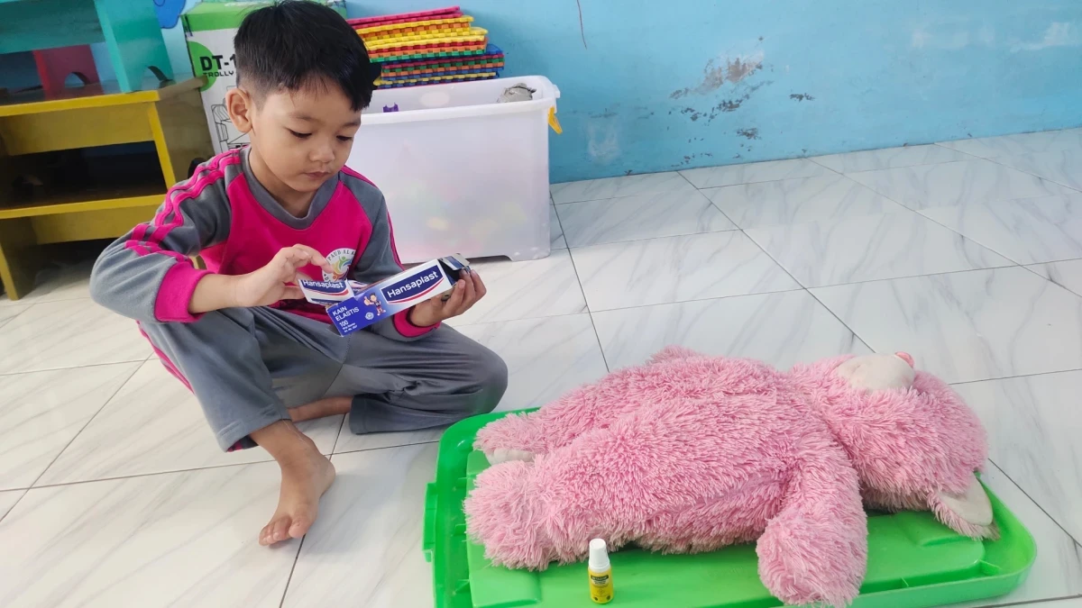 Melatih anak menolong orang sakit