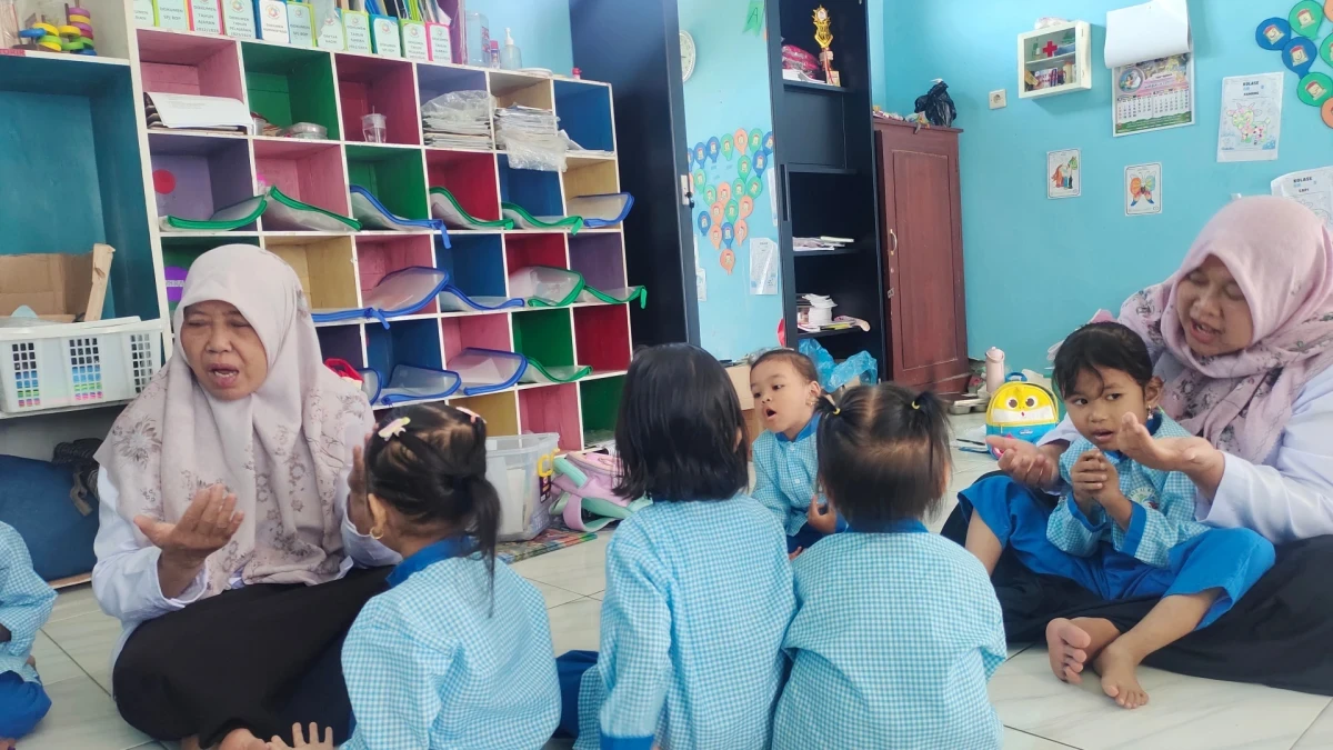 Melatih berdoa anak paud 