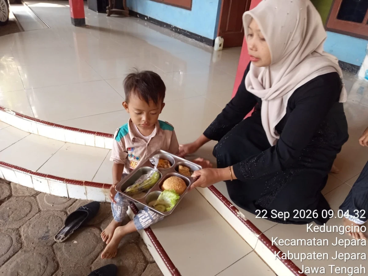 PEMBAGIAN MBG BAGI IBU HAMIL DAN BALITA DI POS PANDAN 3 DESA KEDUNGCINO