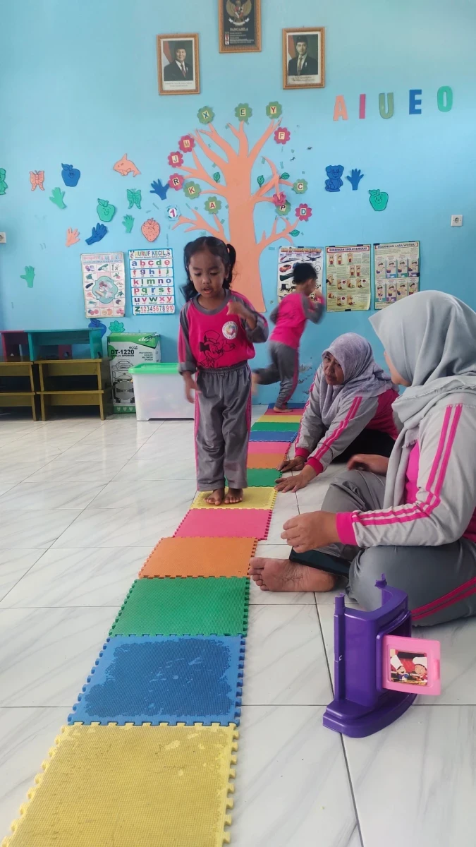 Menyebutkan warna menggunakan puzzle besar 