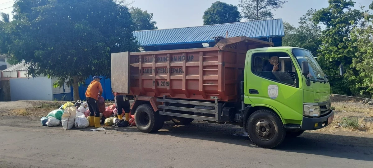Pengambilan Sampah residu oleh DLH Jepara 