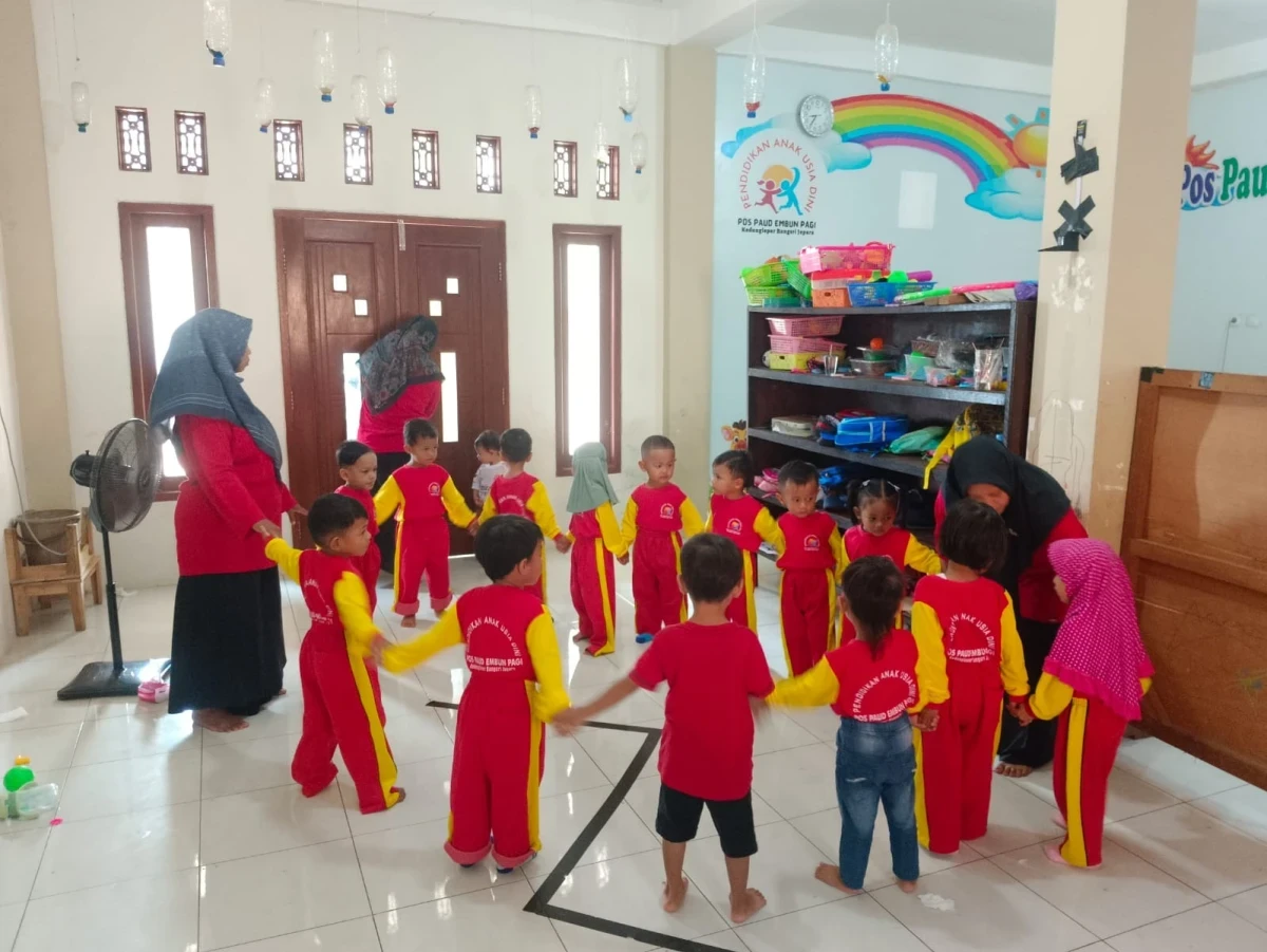 Pos Paud Embun Pagi tema kelas A Menyusun Gelas Menjadi Menara