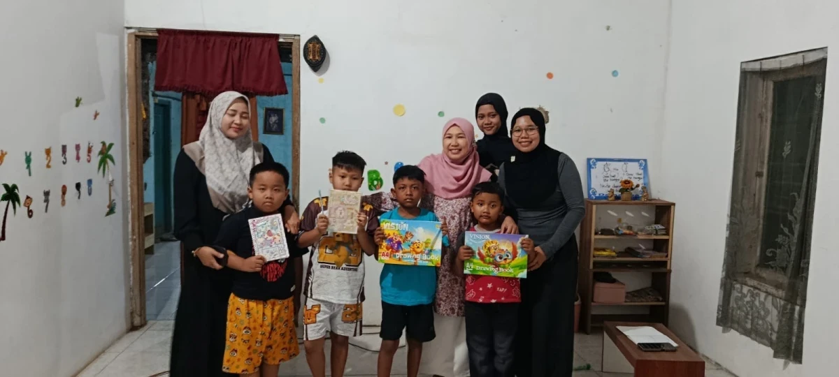 Belajar bersama anak-anak di Bimbingan Belajar Kelas Ceria di Desa Banyumanis 
