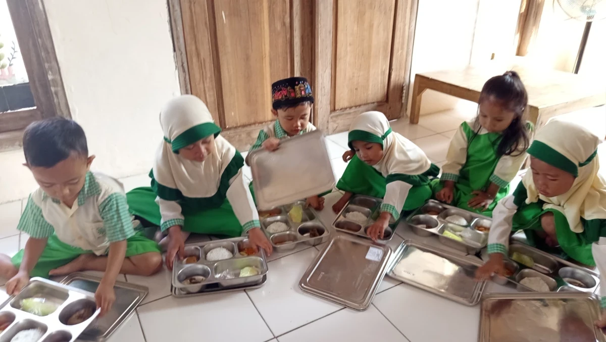 Bunda PAUD Desa Karanggondang Tinjau Pelaksanaan MBG di RA Darul Huda 1