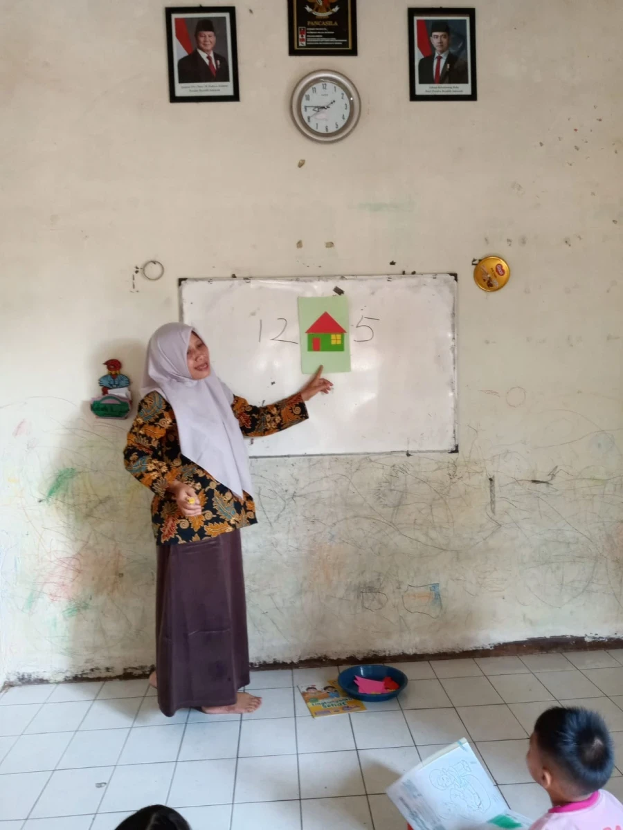 Kegiatan pembelajaran pos PAUD bina siwi desa geneng